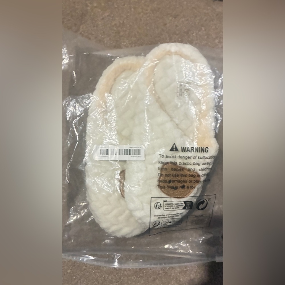 NWOT Women’s Cozy Cream Teddy Bear Slippers In It’s Original Bag